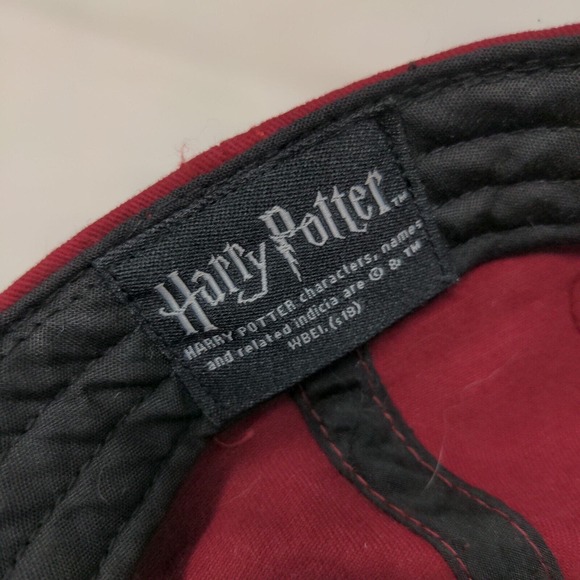 Harry Potter Men's Slideback Hat Red OSFM 14+ Embroidered Hogwarts Alumni Logo - Picture 8 of 8